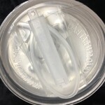 楽楽生鮮 - もち米ぜんざいの上蓋、中に折りたたみスプーンあり