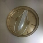 楽楽生鮮 - 黒八寶の蓋に折りたたみスプーンがある