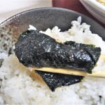 横浜ラーメン - スープの浸みた海苔でご飯を巻き巻き♪