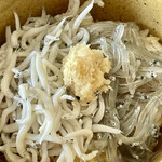 カネヒデ小林商店 - 2杯目のご飯はしらす2色丼です！