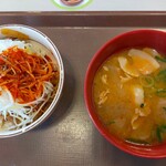 すき家 - 赤辛白髪ネギ牛丼ミニと豚汁