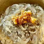 カネヒデ小林商店 - 炊き立てのご飯に生しらすを乗せて生姜醤油でパクリ　しばし無言ｗ