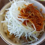 すき家 - 赤辛白髪ネギ牛丼ミニ、アップ