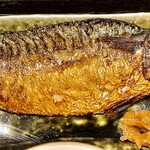 和食 酒肴 まさむら - うっすら醤油色に染まった鯖は身が締まっていてはっきり旨いです　脇に生七味や昆布佃煮も添えてあってご飯が進みます
