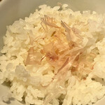 Washoku Shukou Masamura - ご飯には鰹節が振りかけられています