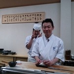 寿司割烹 魚紋 - 初公開！！魚紋の親方です(^-^)後ろは…(笑)