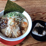 麺屋むすび - 黒とんこつラーメン＆もち麦ご飯のしそ昆布おむすび