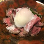 B団 - 温玉肉盛りトーストビーフ丼
