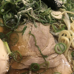 Ramen Hakkaku - 麺とチャーシューを確認