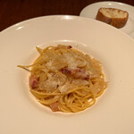 カッフェ・クラシカ - パスタコース(鶏白レバーのテリーヌ・スパゲッティ ペコリーヌチーズとパンチェッタのグリーチャ風) 1490円。