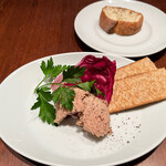 カッフェ・クラシカ - パスタコース(鶏白レバーのテリーヌ・スパゲッティ ペコリーヌチーズとパンチェッタのグリーチャ風) 1490円。