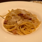 カッフェ・クラシカ - パスタコース(鶏白レバーのテリーヌ・スパゲッティ ペコリーヌチーズとパンチェッタのグリーチャ風) 1490円。