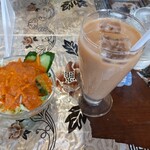 インドカレー 成増キッチン - サラダとアイスチャイ