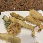 べに江 - 手前から　紋甲烏賊、蓮根、太刀魚すり身紫蘇巻き、鱚魚、牛蒡、車海老、金目鯛