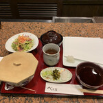 べに江 真弓店 - ごはん、サラダ、香の物、赤だし