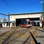 生駒軒  - 隣の荒川車庫。