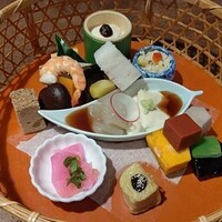 韻松亭 - 花籠
                    よせ豆富　生湯波　生麩田楽　蟹真丈　海老酒煮　近江赤蒟蒻　里芋　南瓜　茄子　他