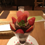 京橋千疋屋 - フレーズショコラ２２００円。苺、チョコをふんだんに使ったパフェです。千疋屋らしからぬ濃厚な味わいです。褒めてますよ（笑）。とても美味しかったです（╹◡╹）