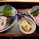 豆腐かふぇ 浦島 - 玉手箱会席の玉手箱の中身(骨なし黄金かれい生姜醤油煮、とろゆば、小茄子の煮びたしとがんも)
