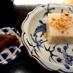 豆腐かふぇ 浦島 - 玉手箱会席の本日のお楽しみの一品(アーモンド豆腐)、香の物