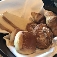 ザ・テラス - パンはお代わり可能
                
                ●コンチネンタルブレックファーストとは、
                大陸風朝食、火を通さない冷たい料理が中心。
                
                ●アメリカンブレックファースト
                火を通した暖かい料理（卵、ベーコン、ソーセージ）が加わる