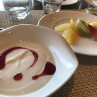 ザ・テラス - ブッフェだと、ついつい食べ過ぎてしまう
                昨晩飲み過ぎた身体にはブッフェでないのを選んで正解。
                次回はゆっくり、たっぷり味わいたい