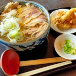 そば処あおば - 冷たい肉そば（700円）、ゲソ天（小、150円）