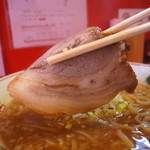 カドヤ食堂 - 大きいチャーシューが一枚入っています。　（みそラーメン）
