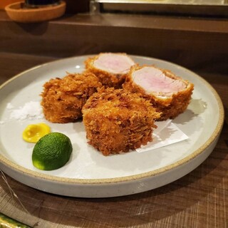 四万十栗豚のヒレカツラードでカリッと最高の火入れを目指します