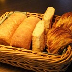 Loquat Nisiizu - 朝食：焼きたてパン盛り合わせ（ゲランド塩のブリオッシュ、蜂蜜のブリオッシュ、バゲット、パン・オ・ショコラ）
