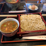 六兵衛 - カレー汁そば（930円）