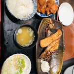 Ichiyaboshi To Kaisendon Dekitateya - ごちそう三種の一夜干し定食+ザンギ