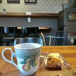 Cafe AWAKE - ■レーズン入りスコーン ■コーヒー