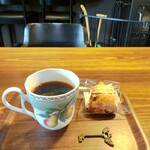 Cafe AWAKE - ■レーズン入りスコーン ■コーヒー