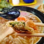 共栄ラーメン - 揚げ餃子の餡のアップ