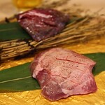 Oumi Gyuu Horumon Chikusan Sudaku - 厚切り花咲きタン(950円)
                        厚切り肉汁ハラミ(1,200円)
