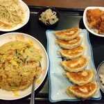 萬福楼 - ランチBセット700円。炒飯、餃子、唐揚2個、サラダ、スープ。