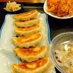 Manfukurou - 餃子。これもフツーです(^_^;) 唐揚は少し美味しかった。