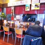 ユタの店 - カウンターの奥が厨房。ここから絶品麺が生み出される！