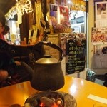 やきとり君 - 寒い店内　七輪で暖をとる