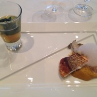 リュミエール - ローストした鯛にふわふわのソースが！魚介の風味豊かなスープが添えてあります。