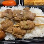 最高にふつうのお店 弁高 - またご飯の上にはタレ焼の焼鳥が添えられてます。
             