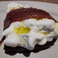 両忘 - アンチョビチーズのクロスティーニ