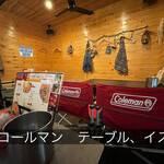 手羽先番長 - 木目の扉開けるとアウトドア内装！