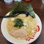 横浜家系ラーメン 吟家 - 醤油豚骨　玉ねぎトッピング