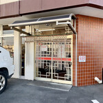 Asahi Kawa - 店舗入口、
                      結構シブめのラーメン店。