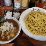 付麺屋 壱志 - つけ麺大盛の玉ねぎ・チャーシュートッピング。