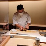 味あら井 - お土産のおむすびを竹皮で包む大将、２個いただき夜食にいただきました