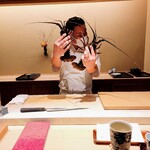 味あら井 - 伊勢海老を披露する大将