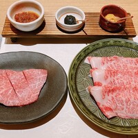 神戸牛 しゃぶしゃぶ おもき 離れ 銀座店 - 神戸牛 フィレ、霜降り 出汁しゃぶしゃぶ
                    昆布出汁と神戸牛出汁
                    おろしポン酢、黒胡麻だれ、西京酢味噌